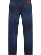 Jeans de corte recto color azul oscuro, con diseño de cinco bolsillos, cierre de botón y cremallera, cinta distintiva de Tommy Hilfiger sobre el bolsillo delantero y parche con logo en la parte posterior.