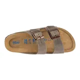 Sandalias Birkenstock Arizona de cuero aceitado color marrón con dos correas ajustables con hebilla metálica y plantilla anatómica de corcho.