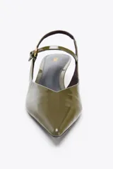 Zapato de tacón destalonado color verde oliva charolado, con pulsera con hebilla en la parte delantera, tira trasera con elástico y punta fina.