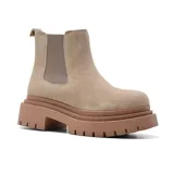 Bota corta de cuero color beige con elásticos laterales y plataforma con suela dentada.