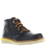 Bota de cuero color negro, con cordones color naranja y suela de goma color beige con detalles en amarillo.