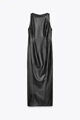Vestido midi negro de efecto piel, con cuello redondo y sisa. Tiene abertura en la espalda y cierre trasero con cremallera oculta.