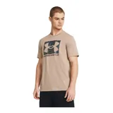 Remera color arena de Under Armour, con logo de la marca estampado en el pecho con patrón de camuflaje.