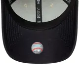 Gorro New Era 9FORTY de los New York Yankees, color beige con visera negra y logo del equipo bordado en azul marino.