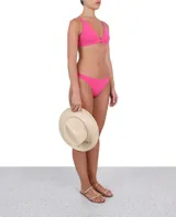 Top de bikini triángulo color fucsia.