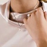 Conjunto de plata 925 con dije de perla de río colgante y circonia engarzada. Incluye cadena de 42cm.