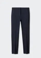 Pantalón negro de corte skinny y largo cropped, confeccionado en tejido fluido con forro interior. Presenta tiro medio, trabillas, bolsillos laterales y traseros de ribete. Cierre frontal con cremallera y botón.