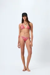 Bottom de bikini con estampado tipo bandana y tirantes regulables en los laterales.