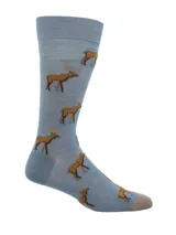Par de calcetines largos de hombre, uno celeste con diseño de alces marrones y otro celeste con rayas horizontales marrones y blancas.