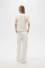 Pantalón de lino y viscosa color blanco con bloques de color beige en los laterales y bolsillos cargo.