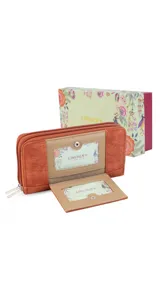 Billetera larga color plateado metalizado, con cierre perimetral y placa con el logo "Lincoln's" al frente. Presenta múltiples compartimentos y tarjeteros.