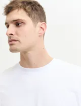 Remera de hombre color petróleo, de corte clásico y manga corta.