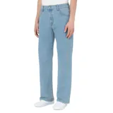 Pantalón de jean celeste, corte recto, con bolsillos delanteros y traseros.