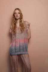 Remera calada con escote en V y diseño multicolor.