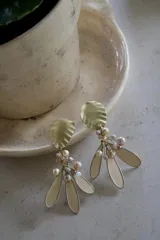 Aros colgantes con base dorada y apliques de perlas blancas y rosadas.