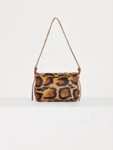 Mini cartera bandolera de cuero con estampado animal print, correa regulable de cuero y pelo, y hebillas metálicas.