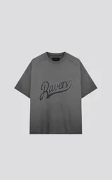 Remera de manga corta, cuello redondo y calce oversize, color gris oscuro con efecto batik/lavado. Estampado frontal con la palabra "Ravers" en tipografía cursiva estilo universitario en tono azul oscuro.
