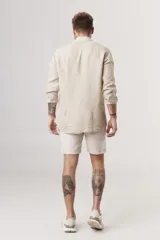 Camisa de lino color beige, de corte recto y manga larga.