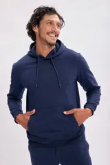Canguro deportivo azul marino con capucha ajustable con cordón, bolsillo tipo canguro y puños y cintura acanalados.