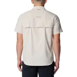 Camisa de manga corta color gris oscuro, con cierre de botones frontal, dos bolsillos en el pecho (uno con cierre de cremallera y otro con velcro), ventilación en la espalda y tecnología Omni-Shade™ Broad Spectrum UPF 50 y Omni-Wick™.
