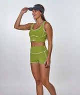 Conjunto deportivo verde oliva compuesto por top con breteles anchos y short de calce ajustado.