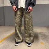 Pantalón de corte amplio con estampado de piel de serpiente en tonos beige y marrón.