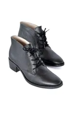 Botines acordonados de cuero negro con puntera redondeada y tacón bajo.