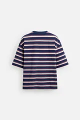 Camiseta de hombre a rayas horizontales azul marino, blancas y rojas, de corte relaxed fit, cuello redondo y manga corta.