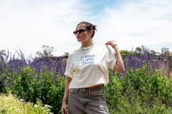 Remerón color crema con estampado en la espalda de dos manos con ojos en las palmas y estrellas azules.