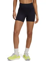 Shorts de running negros ajustados al cuerpo, con cintura alta y logo reflectivo en la pierna izquierda.