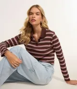 Pantalón wide leg de jeans celeste con cintura alta, bolsillos delanteros, traseros y laterales, cierre con botón y cremallera, y trabillas en la cintura.