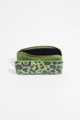 Monedero pequeño con estampado animal print en tonos lila, negro y naranja. Tiene cierre con cremallera dorada y logo de la marca en el frente. Interior con tarjetero y forro con logo grabado.