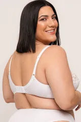 Soutien reductor blanco sin aro, confeccionado en lycra y puntilla elastizada, con escote alto, breteles elásticos regulables y broches reforzados en la espalda.