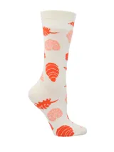 Calcetines largos color crema con estampado de conchas en tonos naranja y rosa.