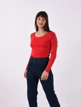 Remera básica de manga larga en color gris melange, con cuello redondo y calce entallado.