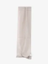 Bufanda rectangular de tejido fino color gris claro, con borde inferior en tono gris oscuro.