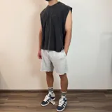 Short de algodón color crema con cintura elastizada y cordón ajustable.