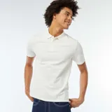 Remera polo de piqué de algodón color blanco, de corte clásico y manga corta.