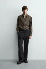 Camisa relaxed fit color verde militar, confeccionada en tejido con mezcla de modal. Tiene cuello solapa, manga larga con puño abotonado, bolsillo plastrón en el pecho y cierre frontal de botonadura.