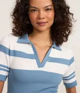 Blusa polo rayada, confeccionada en poliamida, con acabado seamless y mangas cortas.