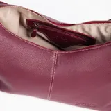 Bandolera de cuero color borgoña, con correa regulable con hebilla y cierre metálico.