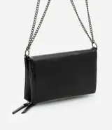 Cartera transversal mediana de poliuretano color negro, con cierre por imán, separadores con cremallera y asa de cadena.