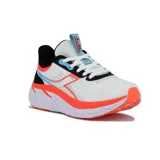 Champion deportivo Diadora modelo Proton para mujer, color blanco con detalles en naranja neón, negro y celeste. Presenta una suela gruesa y texturizada con amortiguación visible y un diseño moderno.