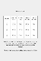 Conjunto de bikini negro con estampado de lunares blancos. El corpiño es triangular y regulable, y la bombacha es semi-vedetina con tiras laterales ajustables.