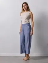 Pantalón crop de lino color azul con pretina trasera elastizada y bolsillos delanteros.