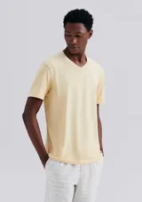 Camiseta gris oscuro de manga corta con cuello en V.