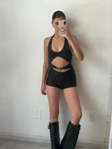 Short negro de tiro alto con lentejuelas.