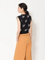 Pantalón de poplin 4way color azul marino, de corte wide leg, con lazo y elástico en la cintura, hebillas de enganche personalizados, presillas en la cintura, cierre a tono, gancho pantalonero, botón interno teñido a tono de tela, aberturas laterales inferiores, bolsillos laterales y bolsillos ojales en espalda.