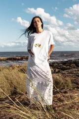 Remera blanca de algodón con estampado de un limón y la frase "Limoncello per favore" en letras doradas.