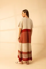 Vestido largo tejido a crochet con rayas horizontales en crudo, terracota y rojo.